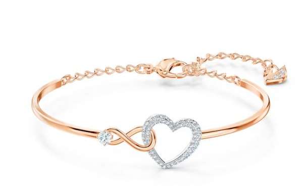 手錶與 Swarovski 手鐲同側佩戴的防磨損指南